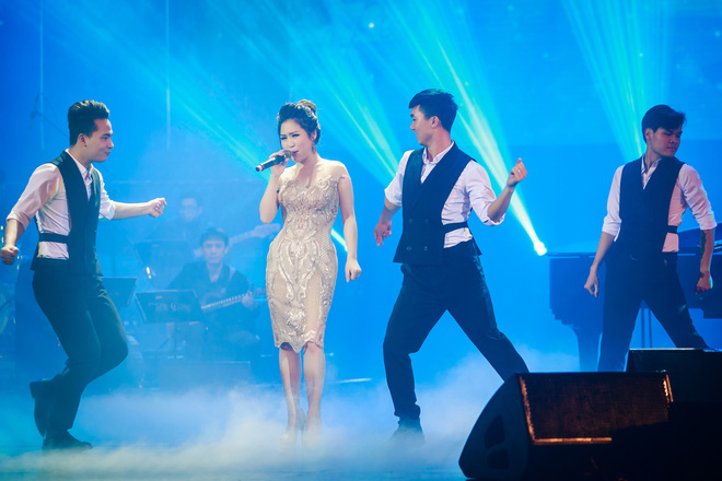 Hương Tràm xúc động khi hát Em gái mưa cùng đàn chị Thu Phương